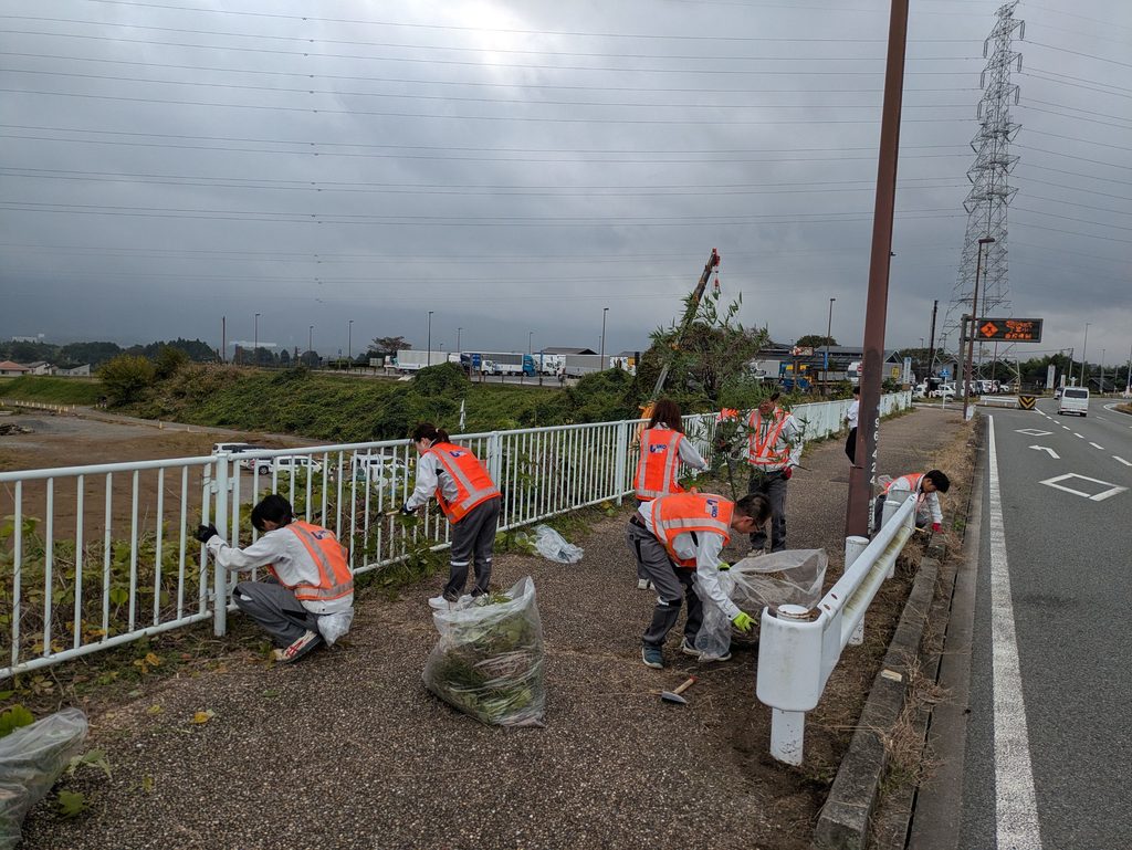 国道246号でボランティア美化活動を実施しました。